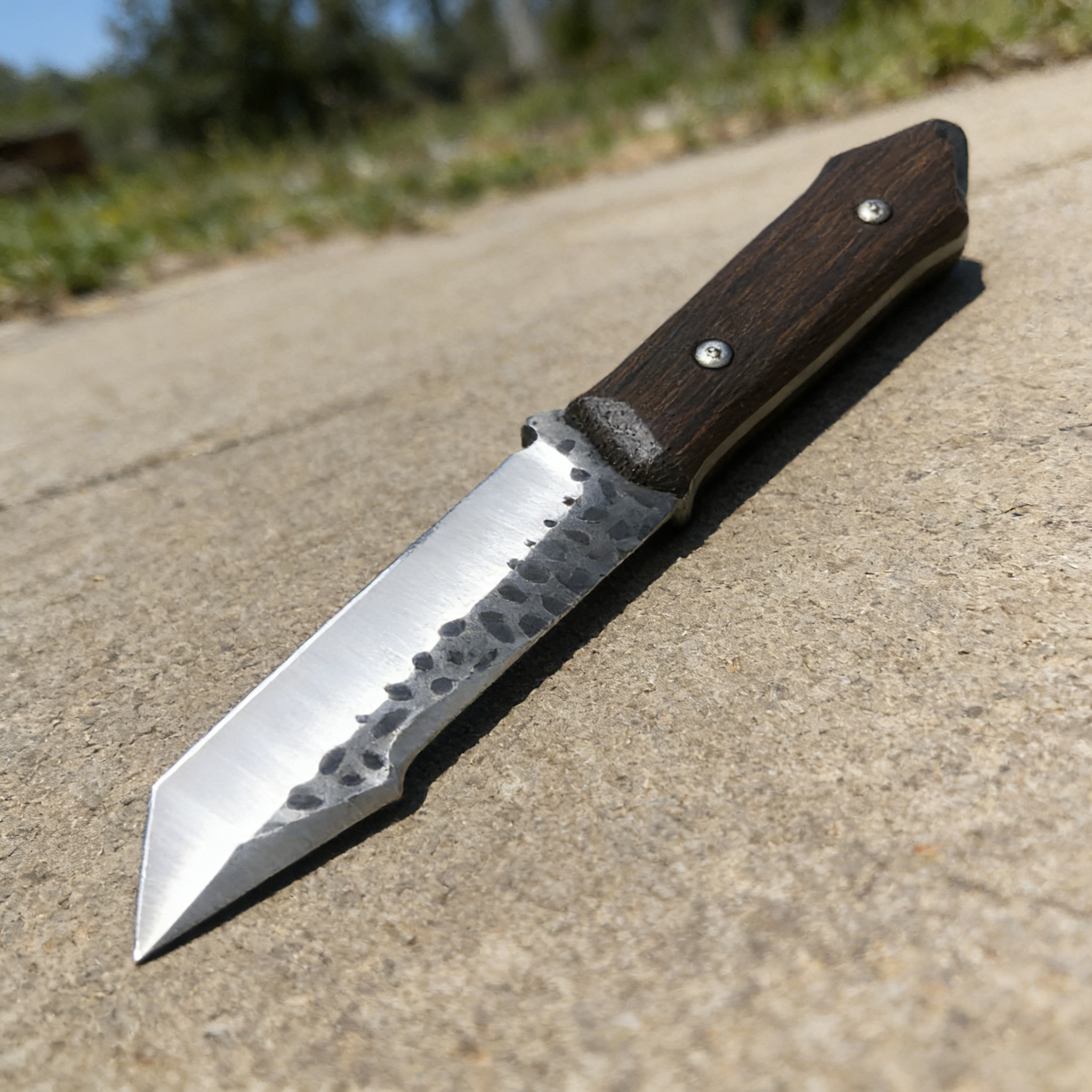 High-hardness outdoor adventure straight knife, with leather blade cover, essential hand-forged knife for wilderness survival. Super sharp blade with anti-slip wooden handle