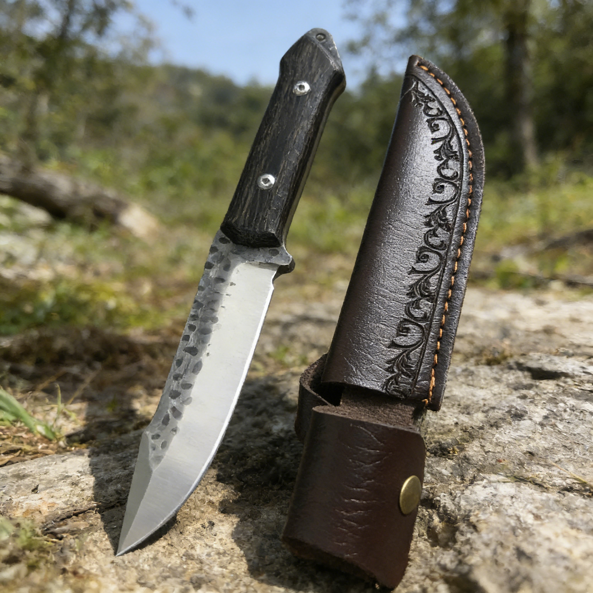 High-hardness outdoor adventure straight knife, with leather blade cover, essential hand-forged knife for wilderness survival. Super sharp blade with anti-slip wooden handle